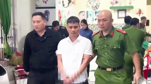 Thanh niên cầm súng vào tiệm tóc hăm dọa người yêu, dân hốt hoảng báo công an