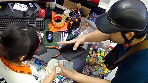 Người đàn ông nước ngoài lừa lấy 20 triệu đồng trước mặt nhân viên bán hàng ở quận 11