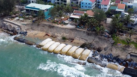 Vệt biển đẹp ở Hội An bị xâm thực dữ dội