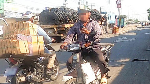 Nhiều người vẫn vô tư chạy xe ngược chiều trên cầu, trên quốc lộ ở TP.HCM