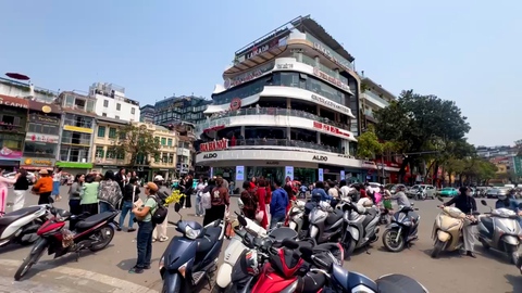 Tụ tập chụp ảnh chia tay tòa ‘Hàm cá mập’, bất chấp cảnh báo