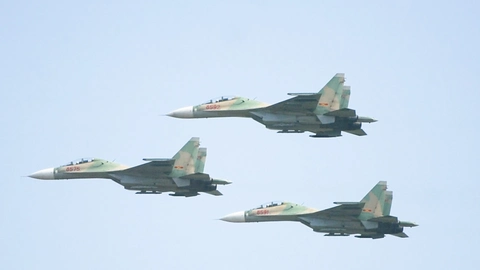 Xem ‘hổ mang chúa’ Su-30MK2 bay lượn, chuẩn bị cho lễ diễu binh 30-4 ở TP.HCM