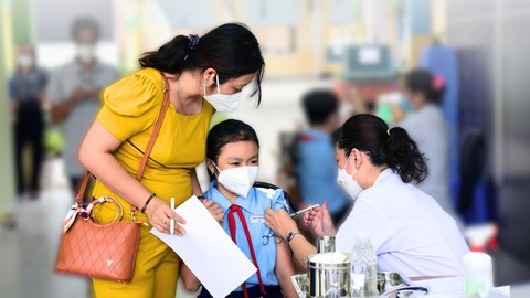 Miễn phí tiêm vắc xin HPV và phế khuẩn, tổng cộng có 13 loại vắc xin miễn phí mà bạn cần biết