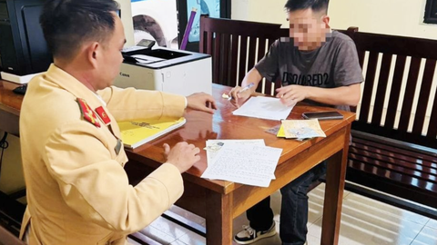 Tài xế hai tay cầm hai điện thoại lúc lái xe, hành khách khiếp vía