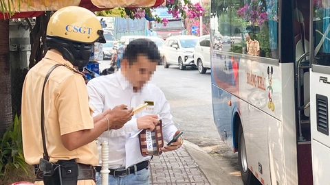 Né xếp hàng qua cầu Rạch Miễu, nhiều tài xế bị phạt do chạy vào đường cấm