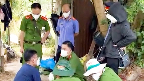 Khai quật tử thi để điều tra nghi án bé trai 5 tuổi bị 'cha dượng' đánh chết rồi đem chôn