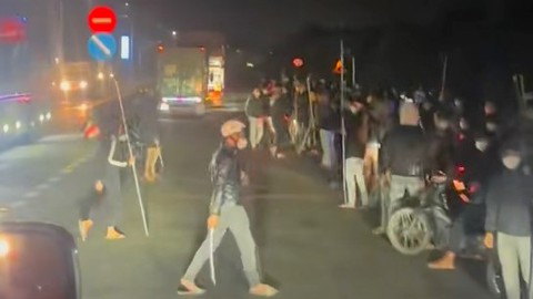 Náo loạn trên quốc lộ 1 khi hơn 50 thanh niên mang giáo, mác, chĩa ba... ra hỗn chiến