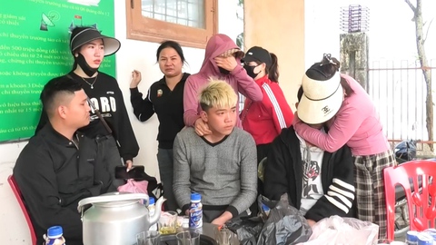 Năm ngư dân được cứu trong vụ chìm tàu cá ở Quảng Bình, một người còn mất tích
