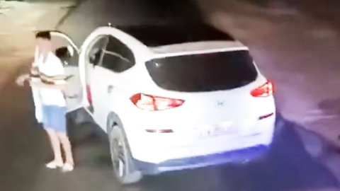 Ô tô đậu giữa đường, xe khác 'đứng bánh', cảnh sát giao thông vào cuộc xác minh