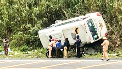 Hiện trường lật xe khách làm 6 người bị thương trên đèo Khánh Lê ở Khánh Hòa