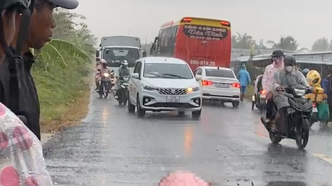 Chồng chở vợ đi khám bệnh, xe máy va chạm xe khách khiến cả 2 tử vong thương tâm