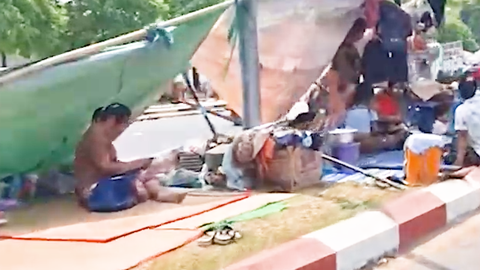 Hàng trăm bệnh nhân phải điều trị ngoài trời dưới nắng nóng vì sợ dư chấn động đất ở Myanmar