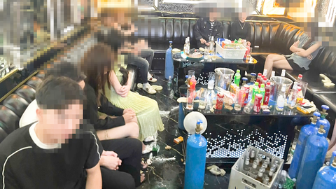 Chủ quán karaoke tổ chức cho hàng chục khách sử dụng bóng cười