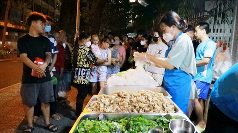Góc nhìn trưa nay: Ấm lòng những suất ăn miễn phí lúc giữa đêm