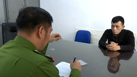 Bắt 2 nghi phạm cướp tài sản của người phụ nữ đang dọn mộ chồng ở nghĩa trang