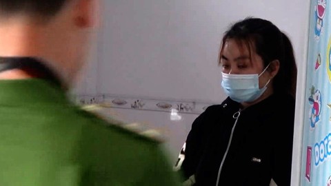 Khởi tố bảo mẫu liên tục đánh vào đầu, mặt bé gái trong giờ ngủ ở Tiền Giang