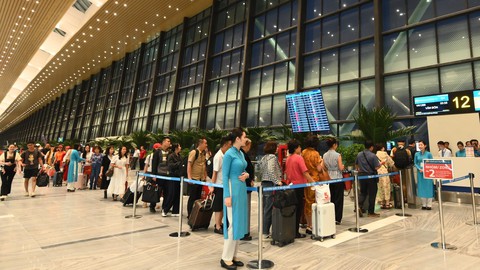 Nhà ga T3 Tân Sơn Nhất đón chuyến bay thương mại đầu tiên với 105 hành khách
