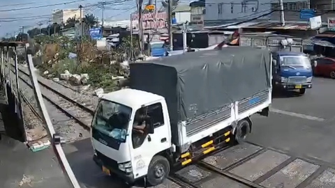 Đề nghị điều tra 2 tài xế xe tải tông rào chắn đường sắt ở Đồng Nai