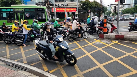 TP.HCM nghiên cứu nhân rộng kẻ vạch mắt võng để xe rẽ phải liên tục
