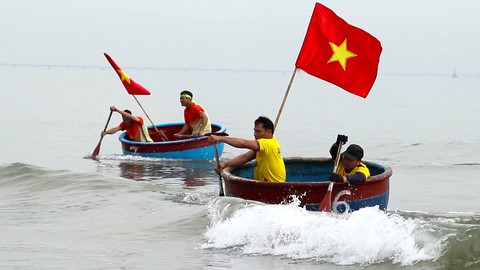 Sôi động giải đua thuyền mủng ở biển Cửa Lò