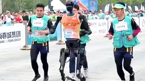 Lần đầu tiên robot chạy đua cùng con người ở Trung Quốc