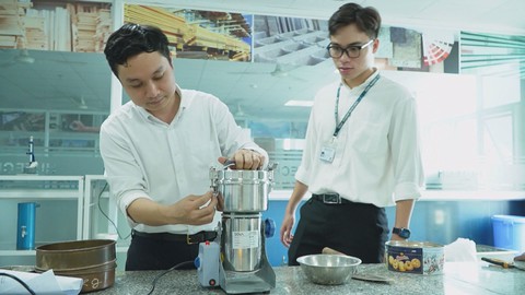 Góc nhìn trưa nay | Sinh viên làm gạch phát quang từ xà bần