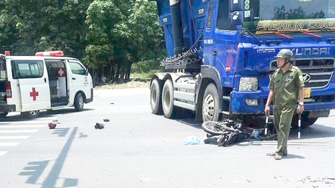 Đôi nam nữ đi xe máy nguy kịch sau khi bị xe đầu kéo húc văng
