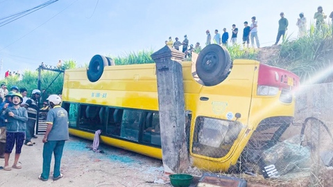 Lật xe chở học sinh lúc sáng sớm, nhiều em nhập viện ở Gia Lai