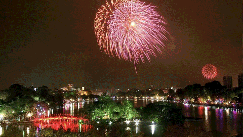 Trực tiếp: Hà Nội bắn pháo hoa kết hợp hỏa thuật chào mừng ngày thống nhất đất nước