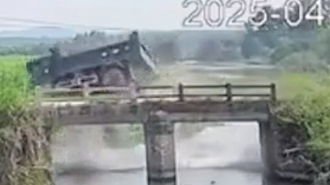 Khoảnh khắc xe tải tông gãy lan can cầu lao xuống đập nước