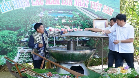 Thưởng thức lẩu mắm lớn nhất Việt Nam tại rừng U Minh Hạ
