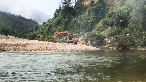 Xe múc đào trộm cát trên thượng nguồn sông Cu Đê ở Đà Nẵng, chính quyền nói gì?