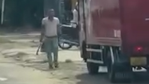 Video chặn đầu xe tải, cầm rựa đe dọa tài xế: Công an vào cuộc, mời 2 người làm việc