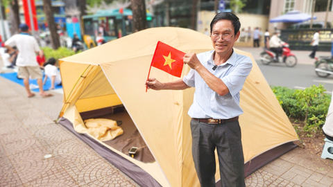 Dòng người đổ về trung tâm TP.HCM đợi xem diễu binh, diễu hành ngày 30-4