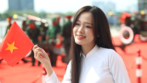 Rực rỡ sắc đỏ khi dòng người đổ về trung tâm TP.HCM chụp ảnh, tham quan trước lễ 30-4