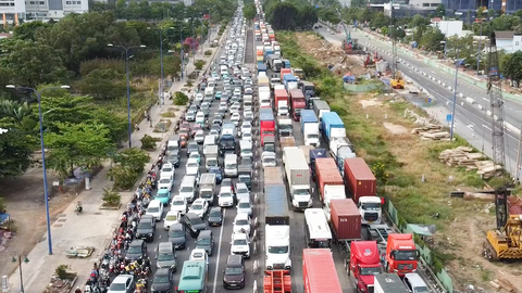 Người dân bắt đầu ùn ùn đi nghỉ lễ