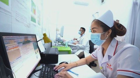 Trao tặng thẻ bảo hiểm y tế miễn phí cho hộ nghèo, hộ cận nghèo