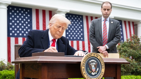 Ông Trump công bố chính sách thuế với hàng chục quốc gia, Việt Nam chịu mức thuế đối ứng 46%