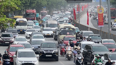 Hà Nội ùn tắc từ sáng sớm ngày đầu kỳ nghỉ lễ 30-4