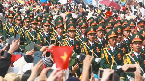 Rầm rập bước chân, âm vang hào khí diễu binh, diễu hành trên đường phố TP.HCM