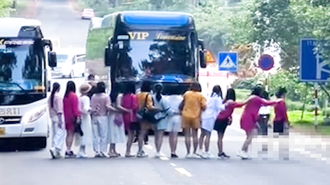 Xác minh vụ hướng dẫn viên cho du khách dàn hàng ngang chụp ảnh trên đường tại Măng Đen