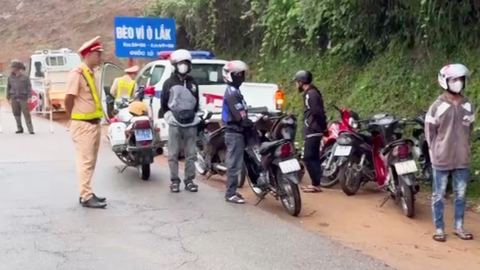 Công an xử phạt 10 người chạy xe máy đi 'săn mây' trên đèo Vi Ô Lắc hơn 100 triệu đồng
