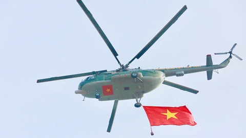 Xem trực thăng luyện đội hình bay kéo cờ Tổ quốc tại Biên Hòa