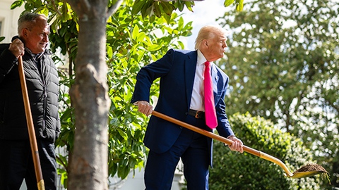 Ông Trump trồng cây tại Nhà Trắng lúc thuế quan đối ứng có hiệu lực