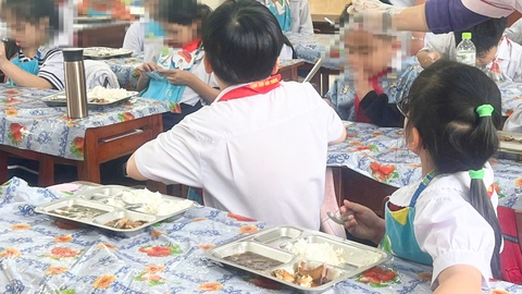 Khay cơm của học sinh bán trú có ngăn để trống gây tranh cãi trên mạng, hiệu trưởng lên tiếng