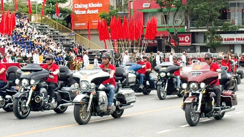 Ngắm dàn mô tô bạc tỉ tham gia diễu hành kỷ niệm 70 năm Giải phóng Hải Phòng
