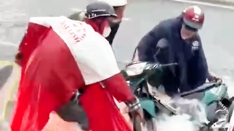Cột đèn giao thông ngã ngang quốc lộ 13; Xe tải chắn dòng cứu xe máy bị cuốn trôi