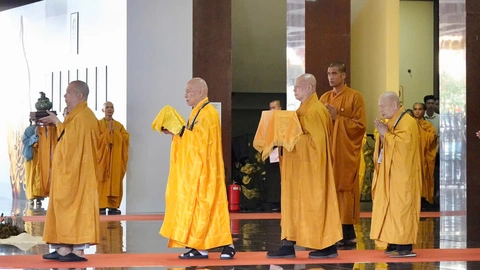Cung thỉnh xá lợi trái tim Bồ tát Thích Quảng Đức vào tôn trí tại tháp Đa Bảo ở Việt Nam Quốc Tự