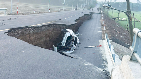 Hiện trường ô tô, xe máy rớt xuống hố do sụp lún đường dẫn cầu ở Tây Ninh, 6 người đi cấp cứu
