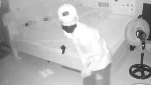 Camera ghi cảnh trộm đột nhập vào phòng ngủ khi 3 mẹ con đang say giấc